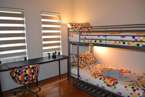 Highgate Modern Home (4 Mins To Perth City) - Mackay Tourism 13