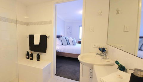 Sandcastles Beachfront Luxury Retreat Apartment - Mackay Tourism 13