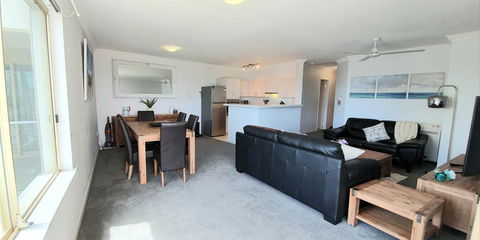 Sandcastles Beachfront Luxury Retreat Apartment - Mackay Tourism 16