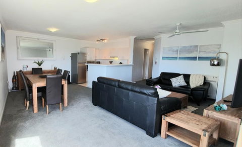 Sandcastles Beachfront Luxury Retreat Apartment - Mackay Tourism 5