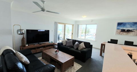 Sandcastles Beachfront Luxury Retreat Apartment - Mackay Tourism 12