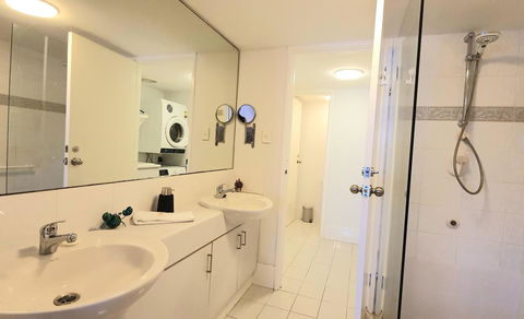 Sandcastles Beachfront Luxury Retreat Apartment - Mackay Tourism 6