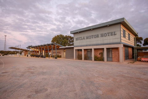 EUCLA MOTOR HOTEL - Mackay Tourism 0