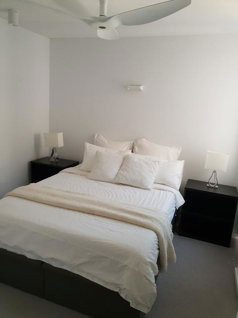 Modern Northbridge Apartment - Mackay Tourism 9
