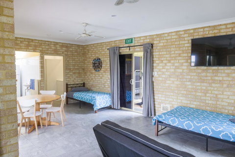 Lancelin Lodge - Mackay Tourism 2
