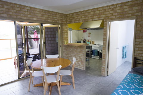 Lancelin Lodge - Mackay Tourism 1
