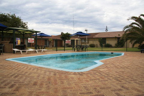 Cervantes Pinnacles Motel - Mackay Tourism 1