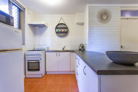 Fremantle Coastal Stay - 1 Bedroom Central Apartment - Mackay Tourism 3