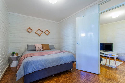 Fremantle Coastal Stay - 1 Bedroom Central Apartment - Mackay Tourism 0