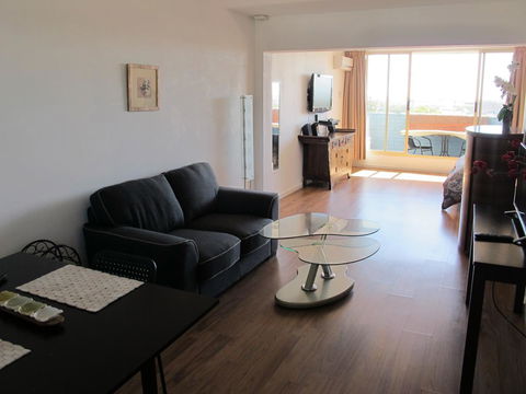 Studio 204 With Harbour, Ocean And Sunset Views From The Balcony - Mackay Tourism 8