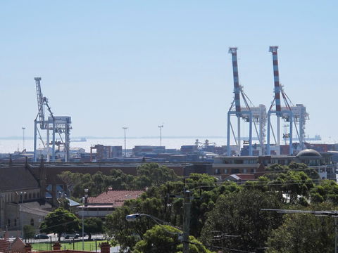 Studio 204 With Harbour, Ocean And Sunset Views From The Balcony - Mackay Tourism 11