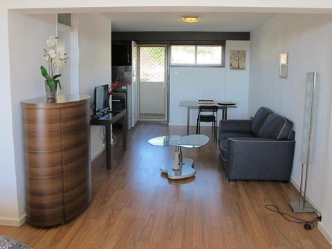 Studio 204 With Harbour, Ocean And Sunset Views From The Balcony - Mackay Tourism 3