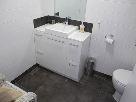 Studio 204 With Harbour, Ocean And Sunset Views From The Balcony - Mackay Tourism 5