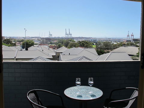 Studio 204 With Harbour, Ocean And Sunset Views From The Balcony - Mackay Tourism 4