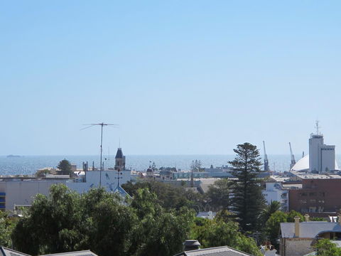 Studio 204 With Harbour, Ocean And Sunset Views From The Balcony - Mackay Tourism 13