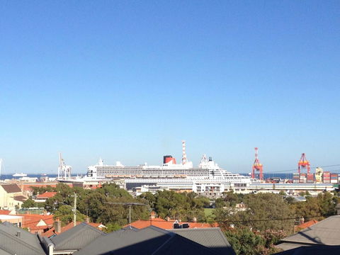 Studio 204 With Harbour, Ocean And Sunset Views From The Balcony - Mackay Tourism 1