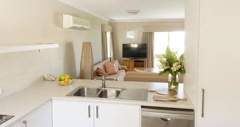The Marina Hotel - Mindarie - Mackay Tourism 24
