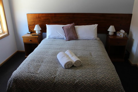 Tullah Lakeside Lodge - Mackay Tourism 2