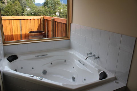 Tullah Lakeside Lodge - Mackay Tourism 17