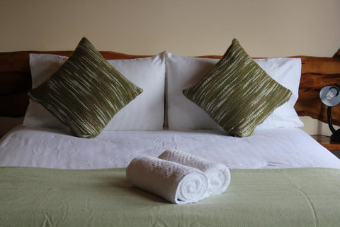 Tullah Lakeside Lodge - Mackay Tourism 18