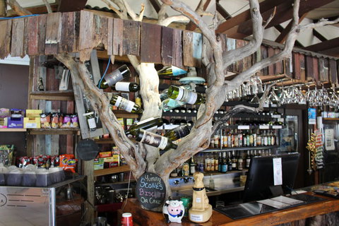 Tullah Lakeside Lodge - Mackay Tourism 29