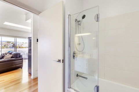 Bellerive Marina View Apartments NO 27 - Mackay Tourism 11