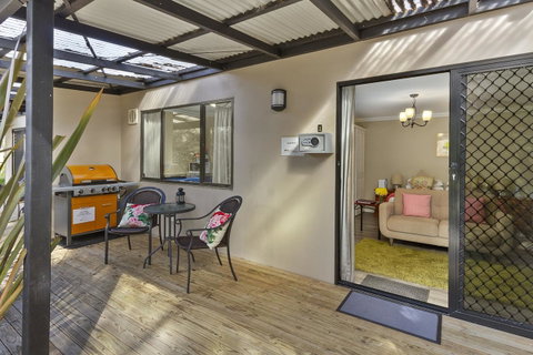 Oyster Cove Chalet - Mackay Tourism 3