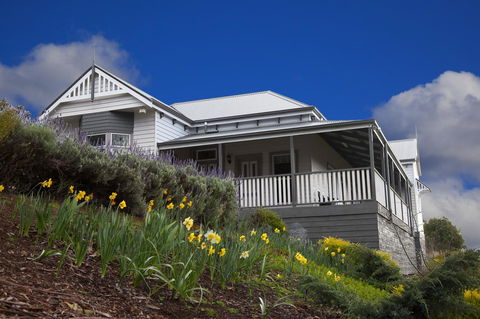 House On The Hill Bed And Breakfast - Mackay Tourism 0
