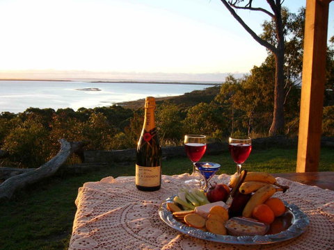 Island View Spa Cottage - Mackay Tourism 0