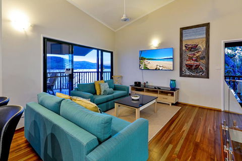 NEWLY BEAUTFULLY RENOVATED 16 The Casuarina - 3 Bedroom House With 180 Degree Ocean Views - Mackay Tourism 3