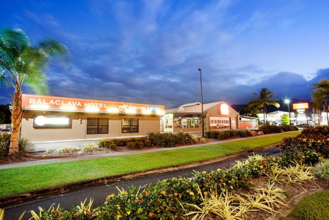 Nightcap At Balaclava Hotel - Mackay Tourism 2