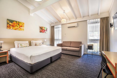 Nightcap At The Ranch Hotel - Mackay Tourism 1