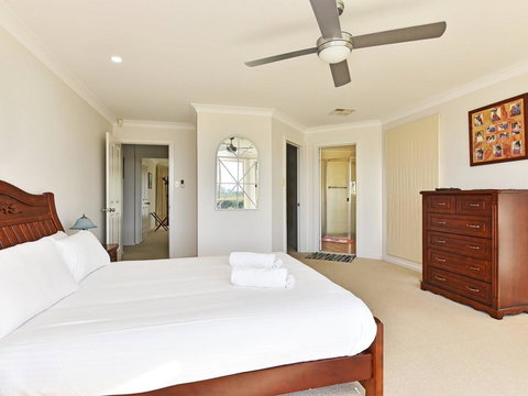 Noble Willow Homestead Lovedale. Super Spacious, With Views And Pool - Mackay Tourism 1