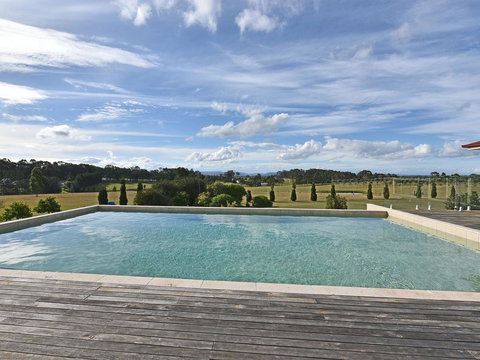 Noble Willow Homestead Lovedale. Super Spacious, With Views And Pool - Mackay Tourism 0