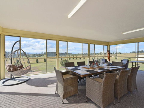 Noble Willow Homestead Lovedale. Super Spacious, With Views And Pool - Mackay Tourism 2