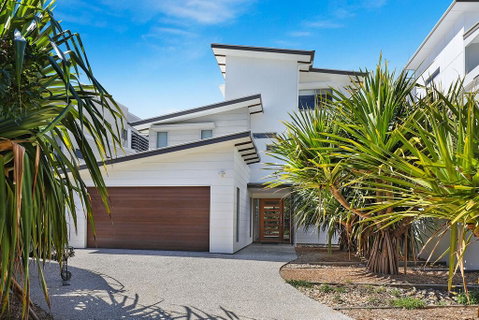 NORTHSHOR- ULTIMATE BEACH HOUSE - Mackay Tourism 1