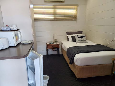 O'Sheas Windsor Hotel - Mackay Tourism 1