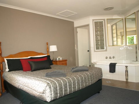 Old Coach Motor Inn Echuca - Mackay Tourism 1