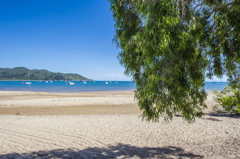 On The Beach - Mackay Tourism 0
