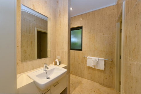 OneLuxe Port Douglas - Mackay Tourism 0