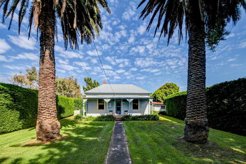 Palm Cottage - Pet Friendly Victorian Cottage - Mackay Tourism 0