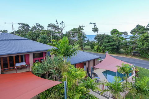 Pandanus Holiday Apartments - Mackay Tourism 0