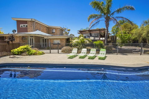 Paw Up Luxury Villa In Rye - Mackay Tourism 0