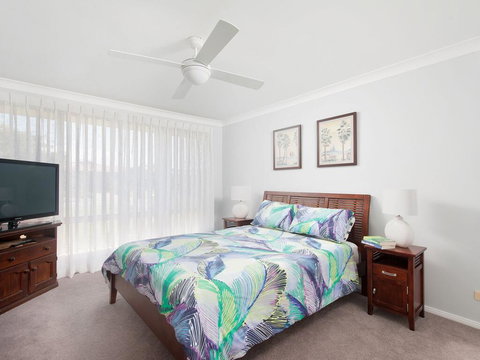 Pebbles By The Beach At Fingal Bay - Mackay Tourism 2
