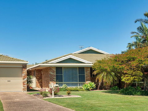 Pebbles By The Beach At Fingal Bay - Mackay Tourism 1