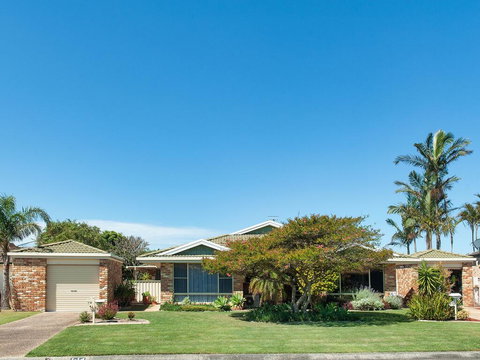 Pebbles By The Beach At Fingal Bay - Mackay Tourism 0