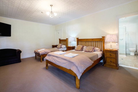 Peel Inn Nundle - Mackay Tourism 1