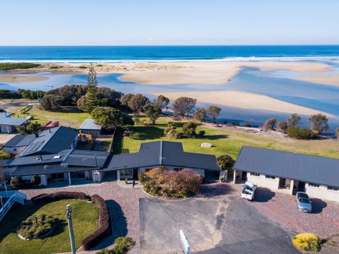 Pelican Sands Scamander - Mackay Tourism 0