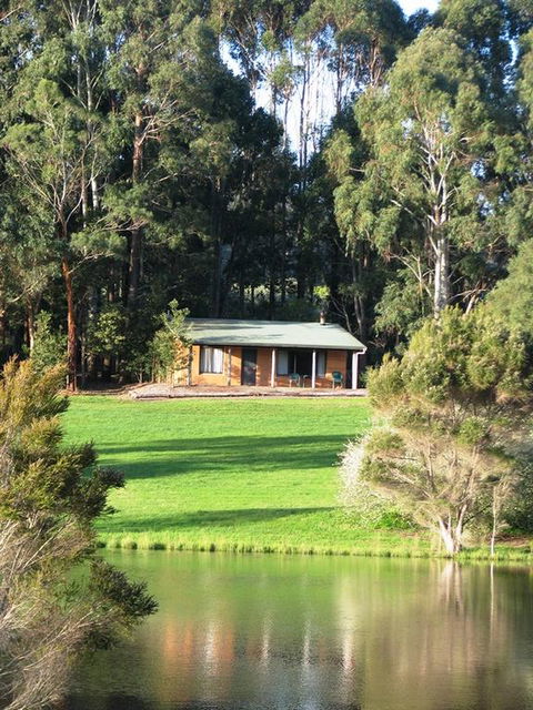 Pemberton Lake View Chalets - Mackay Tourism 3