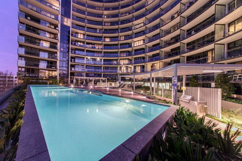 Perfectly Located Modern Apartment - Canberra CBD - Mackay Tourism 1